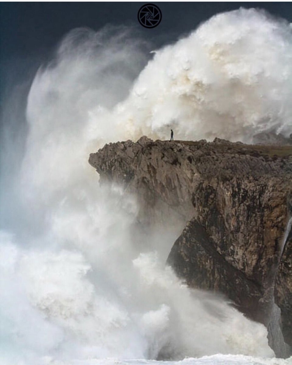 Llevábamos un tiempo sin compartir fotografías de la tierrina en twitter, esta espectacular fotografía de los bufones de Pria en pleno temporal pertenece a Jorge Fernández Aguado, os invitamos a visitar su página de Instagram y la nuestra😊