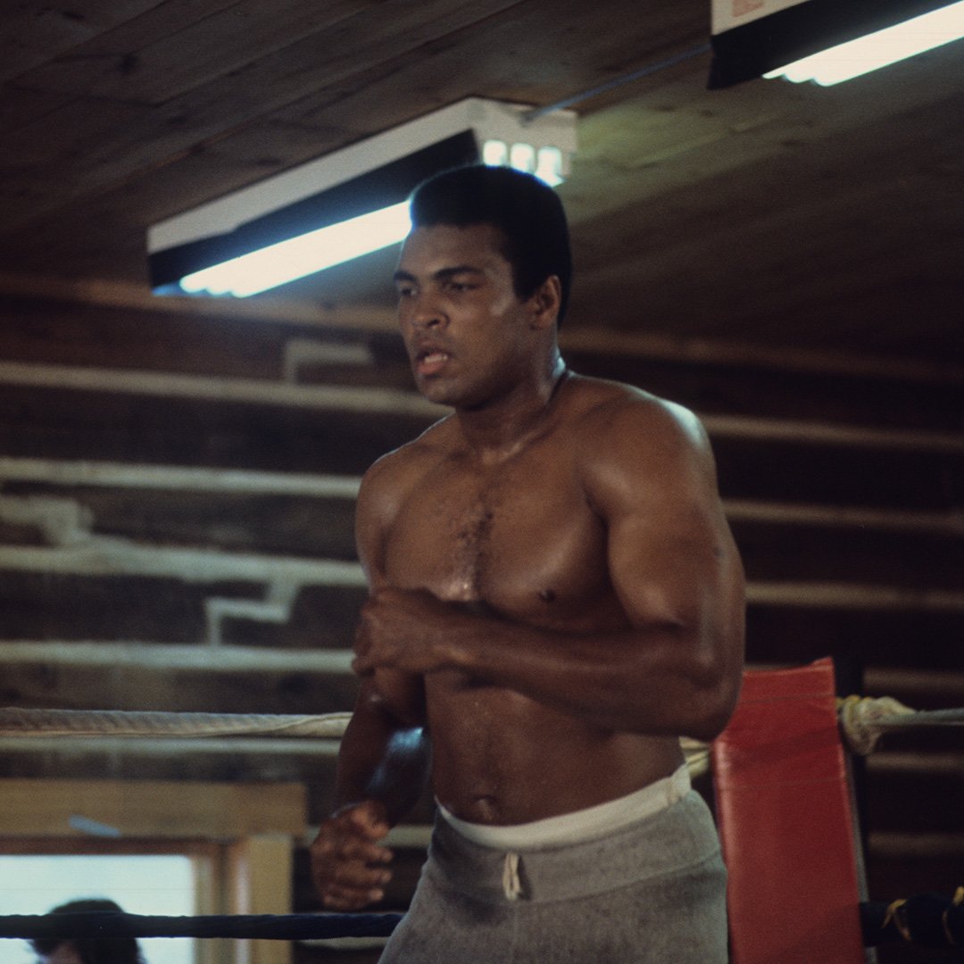 On October 30, 1974 one of the greatest fights to be fought in Africa took place. Muhammad Ali and George Foreman fought in Kinshasa, Zaire, in what has popularly become known as The Rumble in the Jungle.Thread!!!  @MuhammadAli