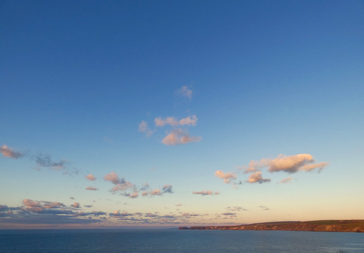 CliffsideKatie's tweet photo. Golden Hour 💓 😍 spectacular in the bay today #PortIsaacBay #frommyfrontdoor #HalloweenEve #helluvaview https://t.co/fhBOo7gPZ9