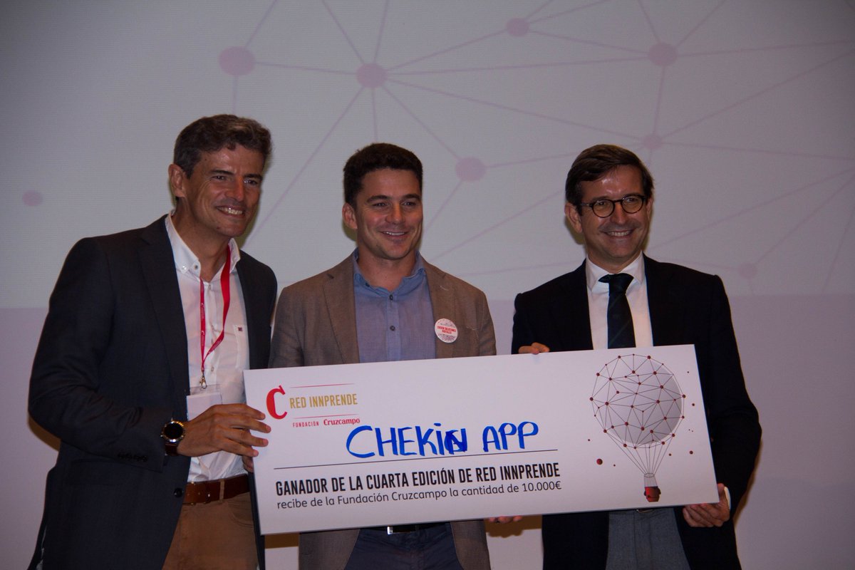 CheKinapp's tweet photo. @CheKinapp recibe el premio 🏆 de la IV edición de #REDINNprende de la mano de @ParadelaHK y @MarcosTarancon. Gracias a @Fun_Cruzcampo por este reconocimiento. #Emprender https://t.co/dq1ZJbLoPk