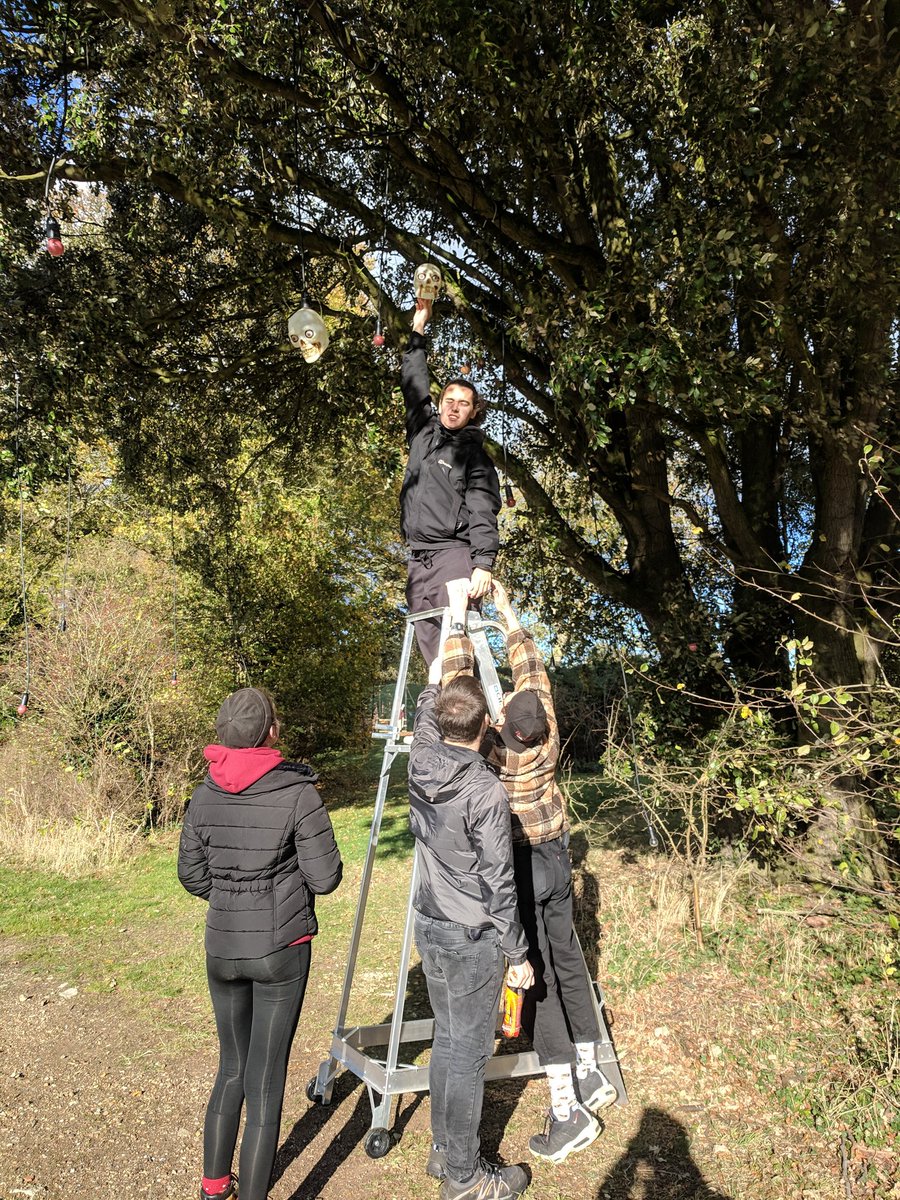 ProductionSteph's tweet photo. How many techs does it take to change a light bulb? https://t.co/0rqykRmhiI