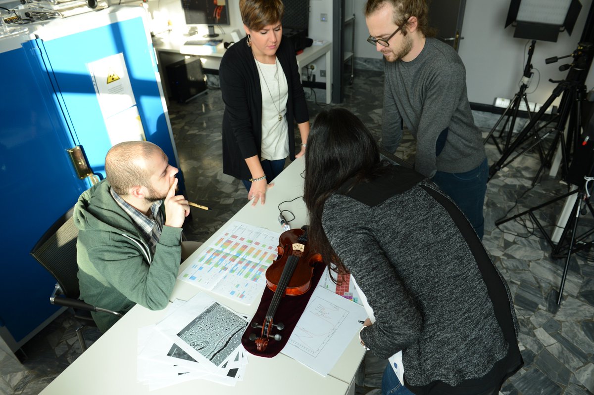 FondBracco's tweet image. Per scoprire i misteri del #ViolinoStorioni c’era bisogno di protagonisti speciali: i ricercatori del #LaboratorioArvedi di Cremona. Tecniche all'avanguardia, professionalità e passione alla ricerca di quel "DNA" che svela non solo l'opera d'arte, ma i suoi segreti più profondi.