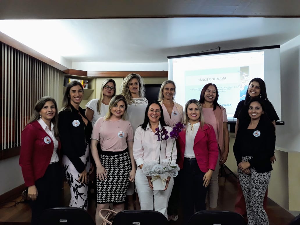 CAAMG's tweet photo. Profissionais do Direito de Muriaé puderam assistir a uma palestra sobre câncer de mama, ministrada pela oncologista Carla Freitas, que trabalha na Fundação Cristiano Varela. A ação do #OutubroRosa foi realizada, em 29/10 pela #OABMuriaé, na Casa do Advogado da cidade.
#caamg https://t.co/rGG56JAwXg