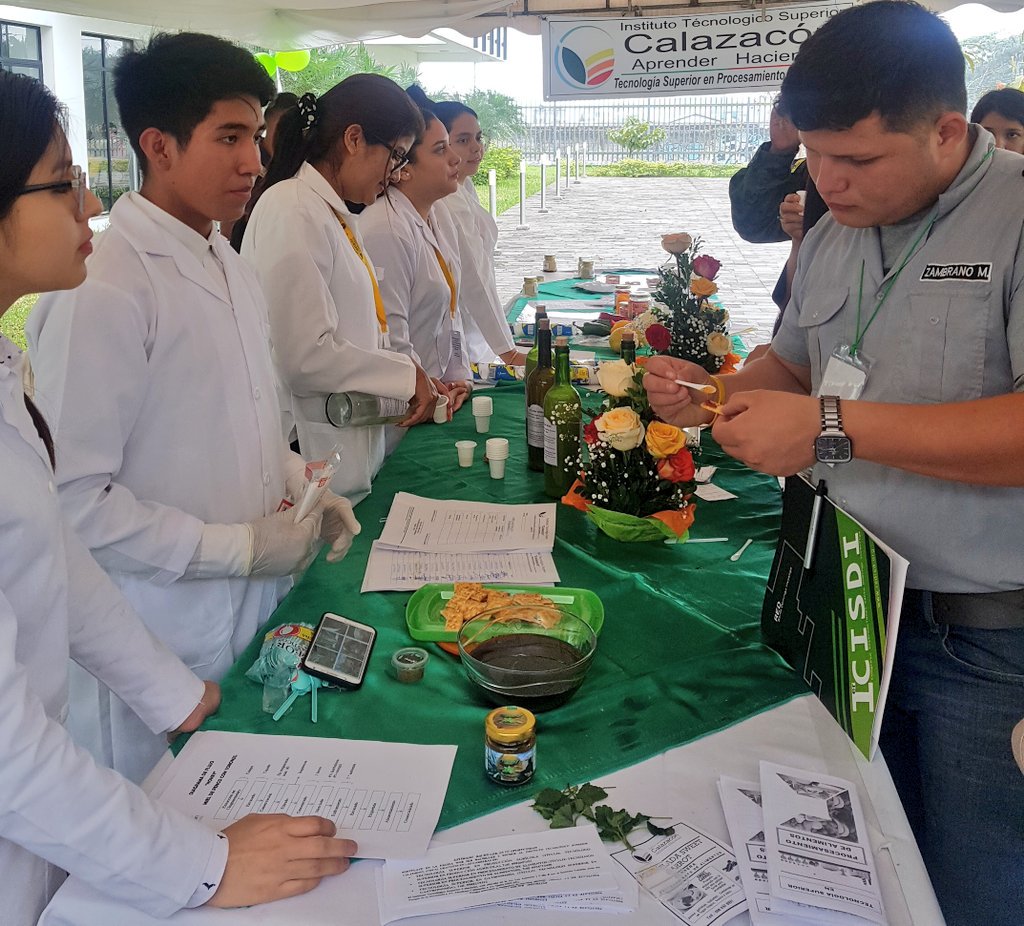 IST_TSA_CHILA's tweet photo. [JUSTO AHORA] Feria de Emprendimiento e Innovación 'CREANDO 2018' a través de la carrera PROCESAMIENTO DE ALIMENTOS del @ITSCALAZACON como parte del I CONGRESO INTERNACIONAL SANTO DOMINGO INVESTIGA #ICISDI | @IST_TSA_CHILA | @EduSuperiorEc @ESTU_C @PoliciaEcuador @IndustriasEc https://t.co/mQvNWouSPM