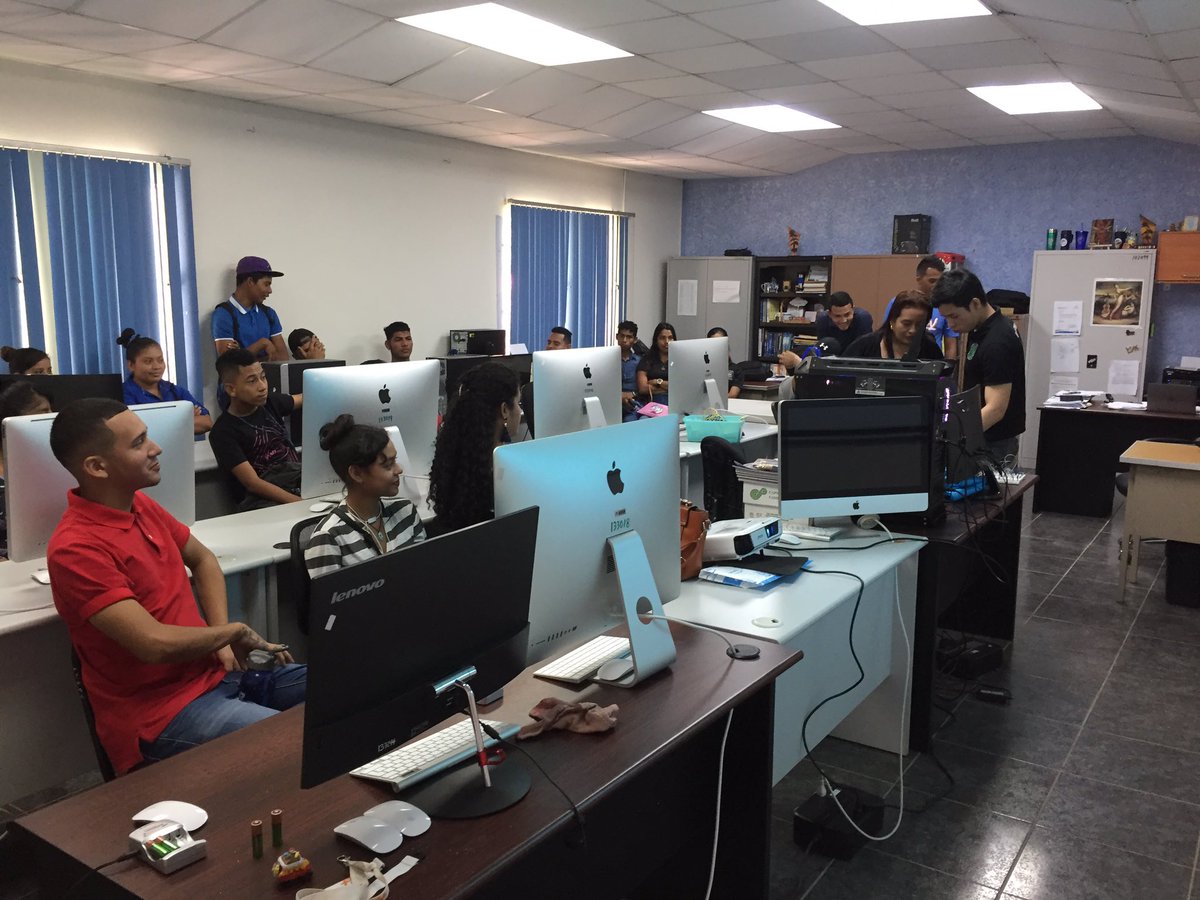 drvvillarrealc's tweet photo. Hoy en #gitceutp recibimos a los estudiantes del CRUBA @UNACHIpanama @Economia_UNACHI para una capacitación en Arduino Básico como parte de la colaboración inter-institucional. @utppanama @utprepositorio @utp_chiriqui https://t.co/NIlqQrM0jg