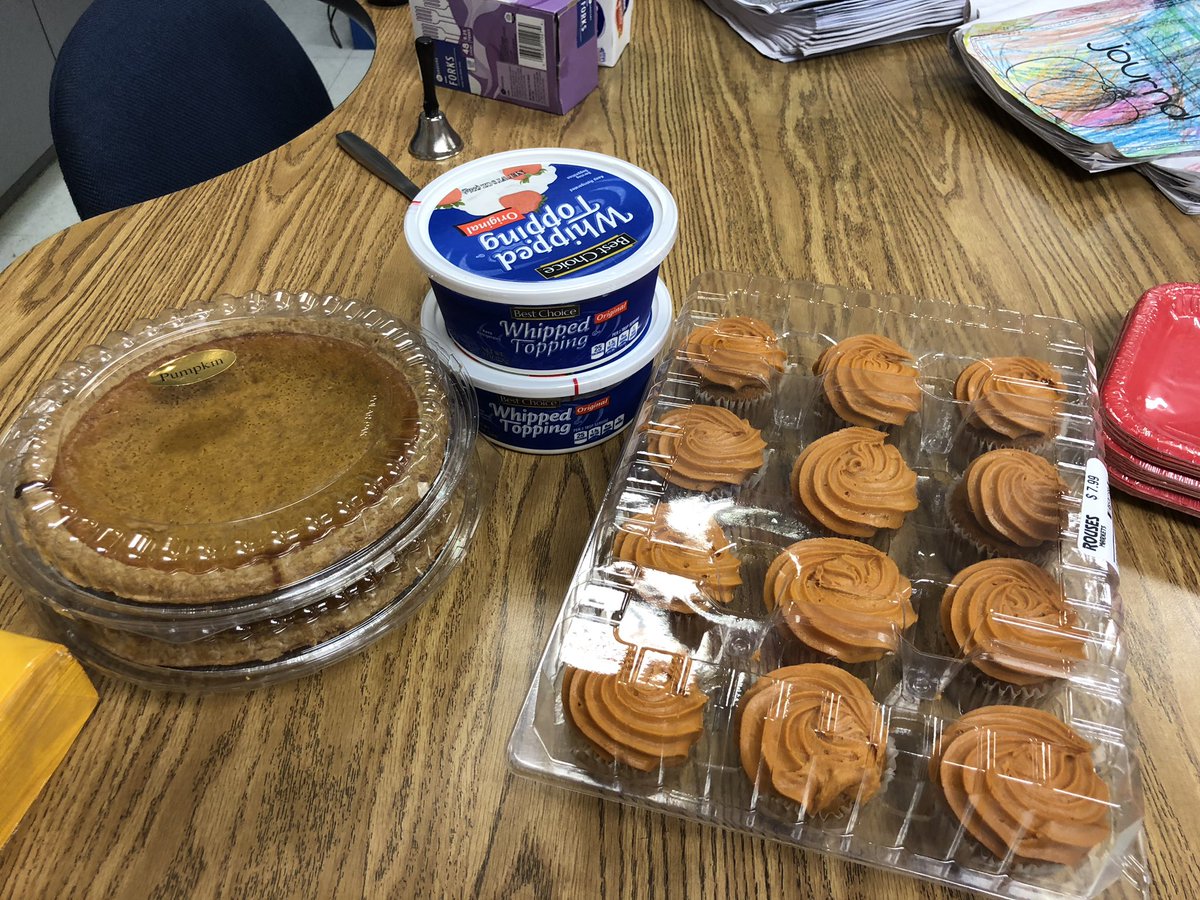 MilfordKClass's tweet photo. We love pumpkins! Pumpkin cupcakes and pie are so yummy!🎃 @MilfordKClass @MaryBAustin @MahtaniKmahtani #pumpkinsnack https://t.co/kCBCNlPtVN