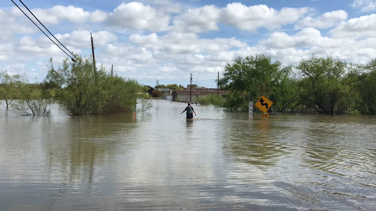 alexcantu_03's tweet image. A woman tries to cross a flooded County Road 73 in the Calallen area. Water from the Nueces River has caused flooding of almost 3 feet of water. @callerdotcom