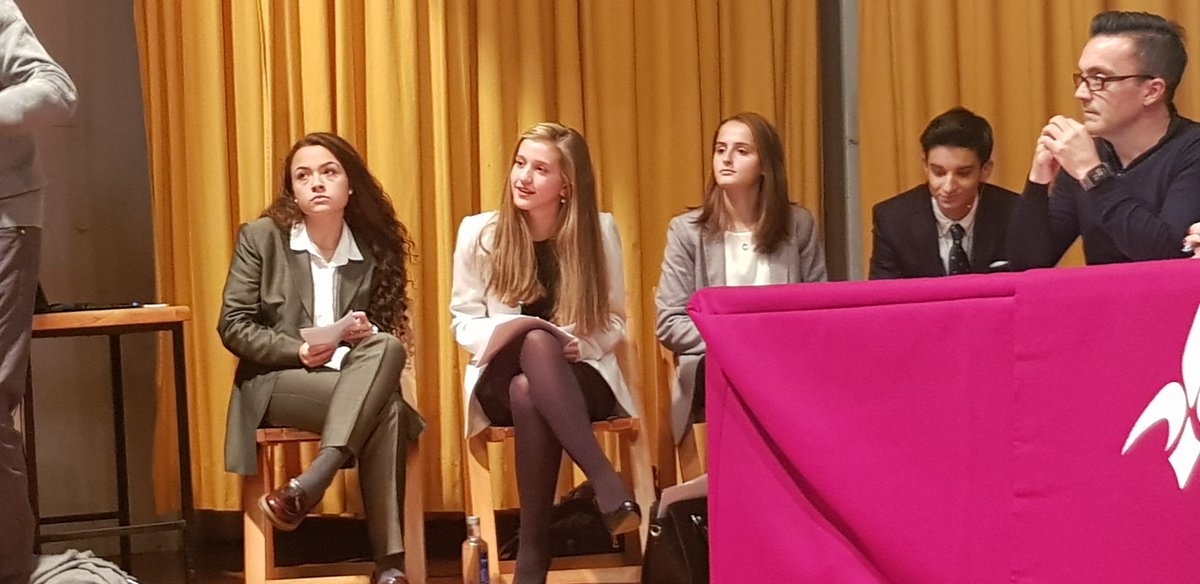 MontessoriESOBA's tweet photo. Comienza el Primer Debate Público por parte de los alumnos de 2° Bachillerato del Colegio Montessori.
Tema: "El uso del teléfono móvil en el aula". @MontessoriZgza #MontessoriesMAS https://t.co/ZxEb0qzMrW