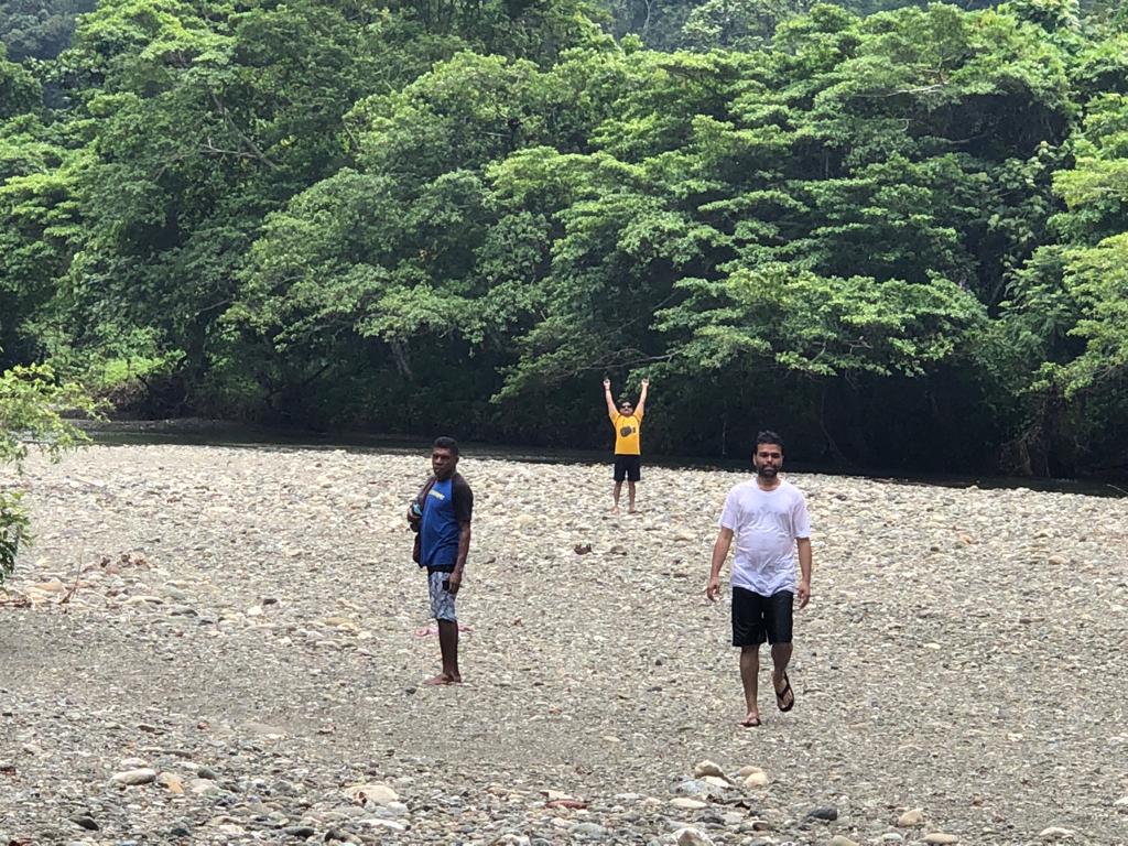 और फिर सामने आई एक सूखी नदी जहां से आगे नाव जा नही सकती थी।नाव बांध कर आगे जाने का तय हुआ।मैंने मज़ाक में पूछा कि इसमें व्हेल है तो नाव वाला बोला नही...साहब यहां ये सब नही होता..फिर रुका और बोला,एनाकोंडा यहीं पाया जाता है..सब ने दौड़ लगा दी थी...