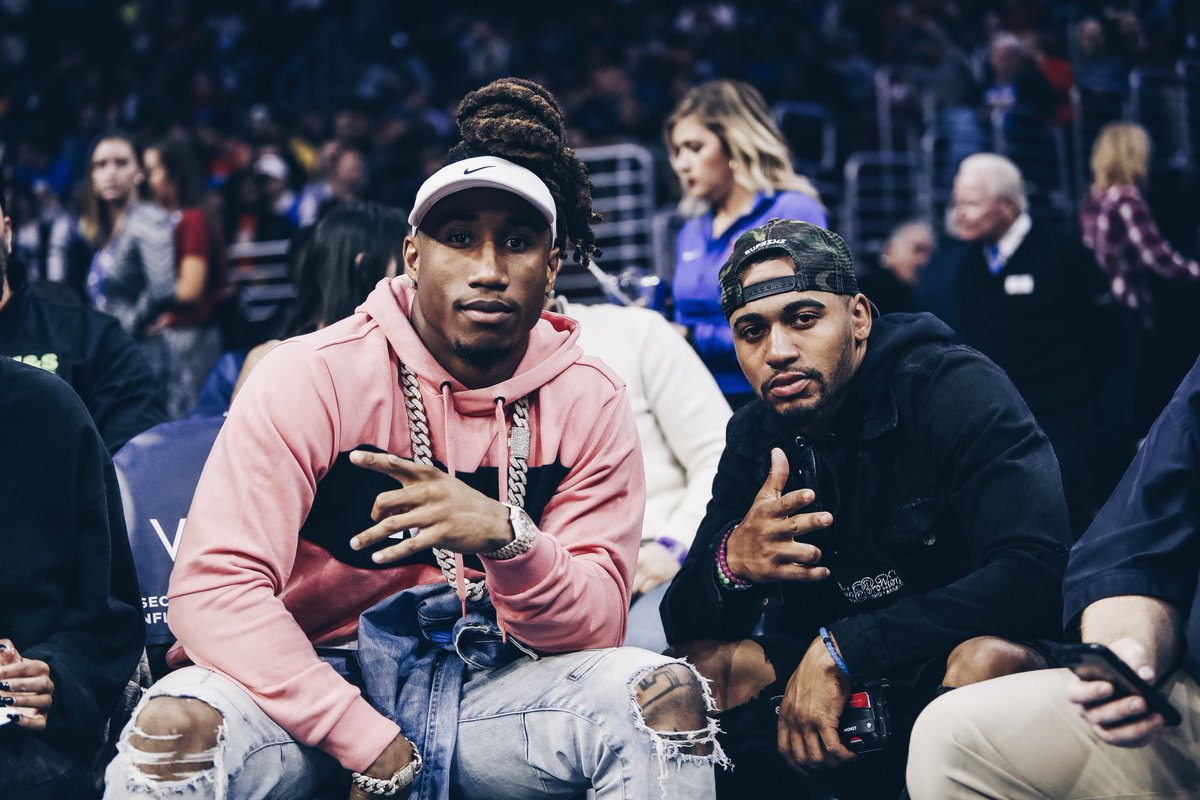 Route76_'s tweet image. Sullivan y Darby se dejaron ver en el encuentro entre 76ers-Hawks. #FlyEaglesFly #HereTheyCome