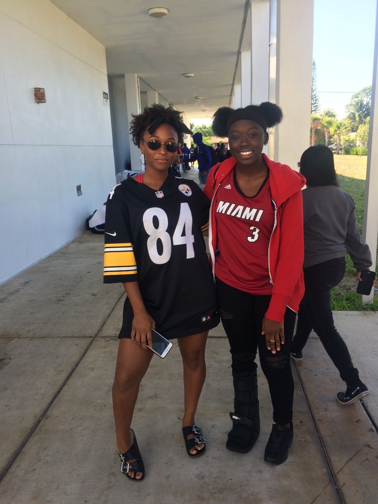 flyinglsga's tweet photo. Did you get your raffle ticket today? Get caught at lunch tomorrow dressed up with your SQUAD and be entered for free pep rally tickets! #flyweek #nbavsnfl @flhsprincipal https://t.co/kN6sUSWdZC
