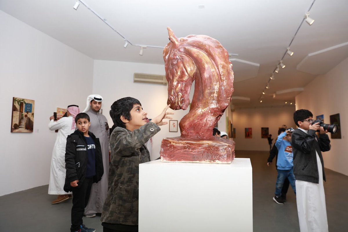 EvaExhibition's tweet photo. بهجة زوار معرض ايفا للفنون@EvaExhibition  بجماليات فن فتيات عسير https://t.co/UHXQ8HKict