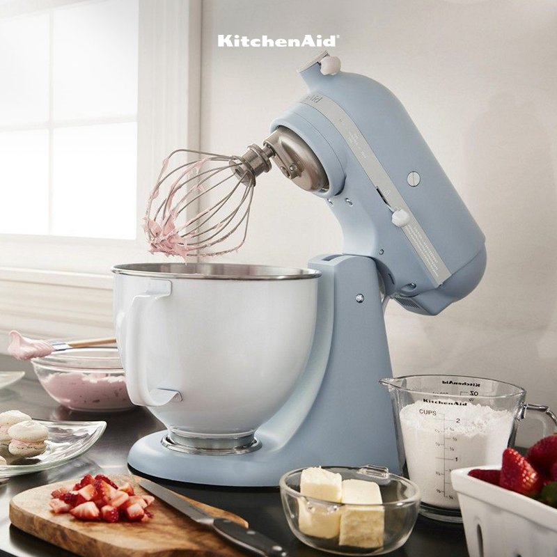 Llevamos 100 años acompañandote a preparar tus postres favoritos. ¿Qué piensas preparar para celebrar estos 100 años juntos?  #Los100deKitchenAid
