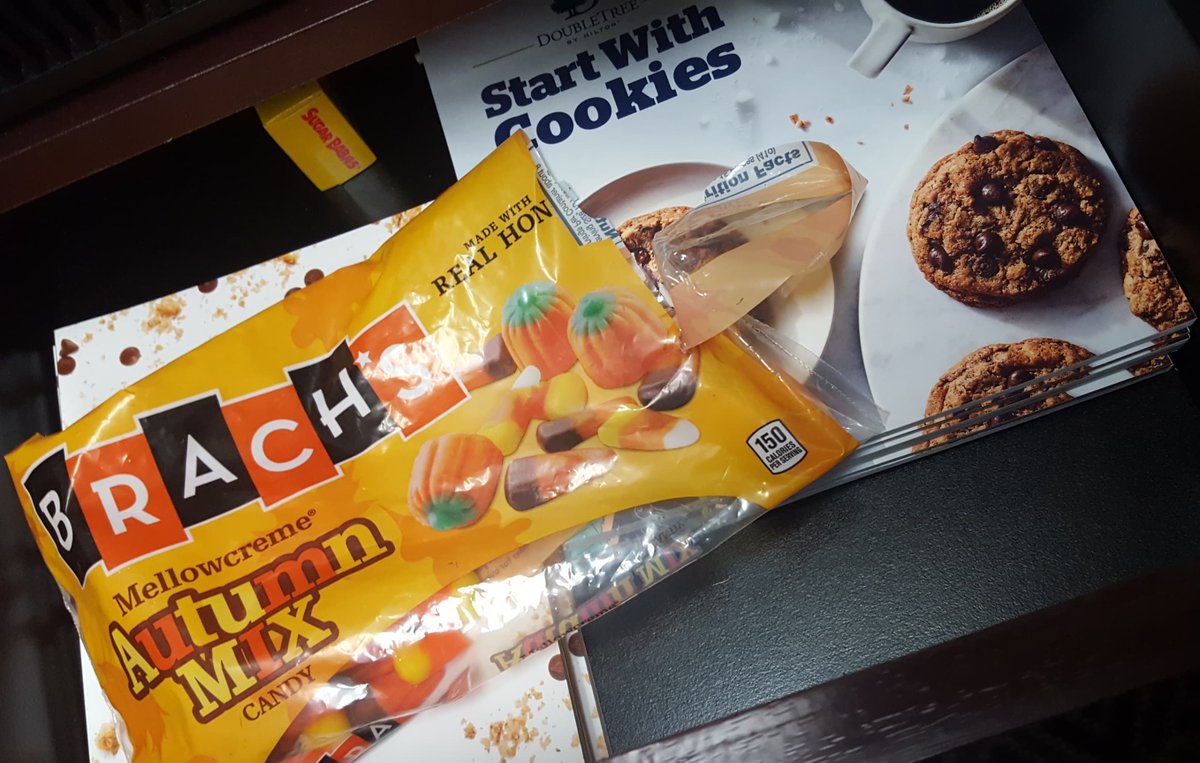 DoubleTree_SRC's tweet image. Happy #NationalCandyCornDay Our Director of Sales can hook you up for a sweet treat and our new #DoubleTree #StartWithCookies cookbooks~ #Hilton #Sacramento #RanchoCordova #RCTT #Tourism #Hospitality #Cookie