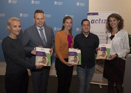 ActiZbranche's tweet photo. Zorgmedewerkers overhandigen met trots 'Aan het werk in het verpleeghuis' @CorinneEllemeet @EvertJanSlootwe @hermans_sophie waarin zorgmedewerkers vertellen wat zij merken van de ingezette middelen voor de invoering van het Kwaliteitskader Verpleeghuiszorg #wijzorgen https://t.co/cOqtVKCkSC