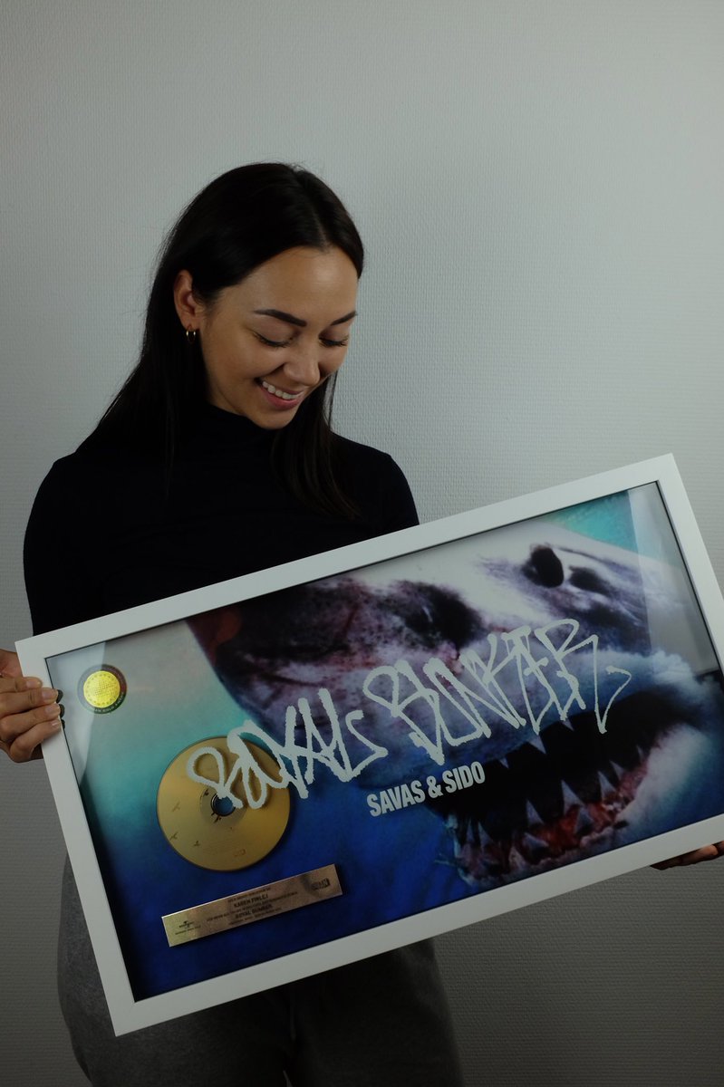 Ahhh ich hab mich so gefreut als ich heute Post bekommen habe 💽

Auch wenn ich nur einen kleinen Teil zu diesem Album beigetragen habe, ist das für mich eine riesengroße Ehre Savas und Sido. Einfach unglaublich! Tausend Dank für diese wahnsinnigen Möglichkeiten 🙏🏼❤️