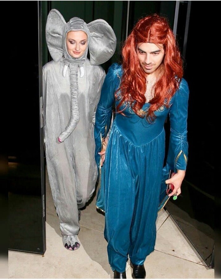 jonaryastark's tweet image. Sophie &amp;amp; Joe attending a Halloween party in Los Angeles✨
Joe was dressed as Sansa Stark 😂😹

#GameofThrones #SophieTurner #JoeJones #MAISIEWILLIAMS