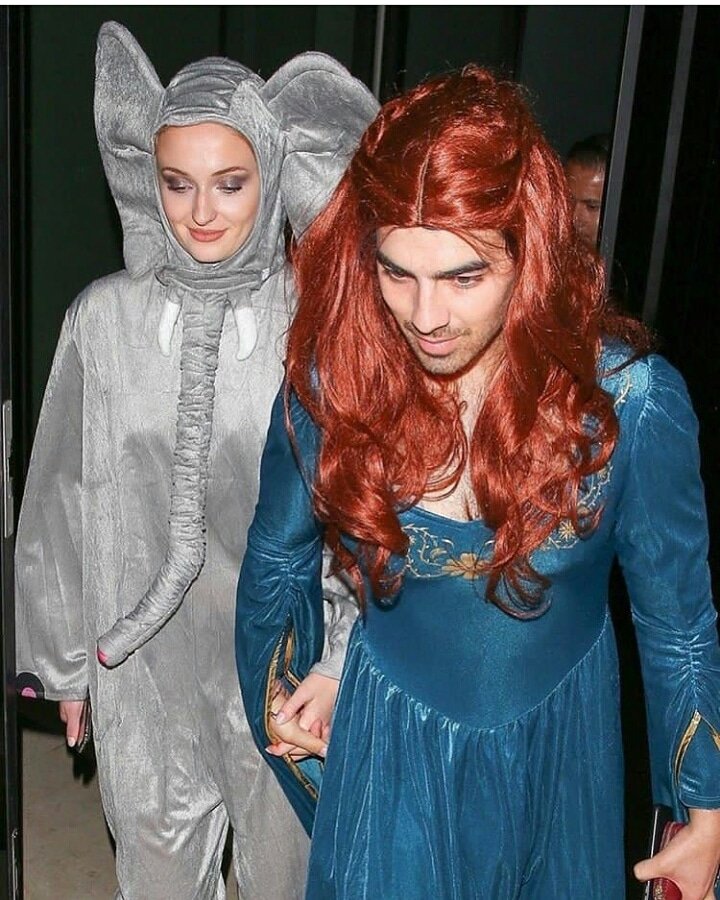 jonaryastark's tweet image. Sophie &amp;amp; Joe attending a Halloween party in Los Angeles✨
Joe was dressed as Sansa Stark 😂😹

#GameofThrones #SophieTurner #JoeJones #MAISIEWILLIAMS