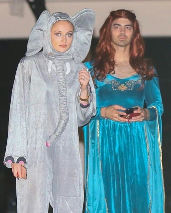 jonaryastark's tweet image. Sophie &amp;amp; Joe attending a Halloween party in Los Angeles✨
Joe was dressed as Sansa Stark 😂😹

#GameofThrones #SophieTurner #JoeJones #MAISIEWILLIAMS