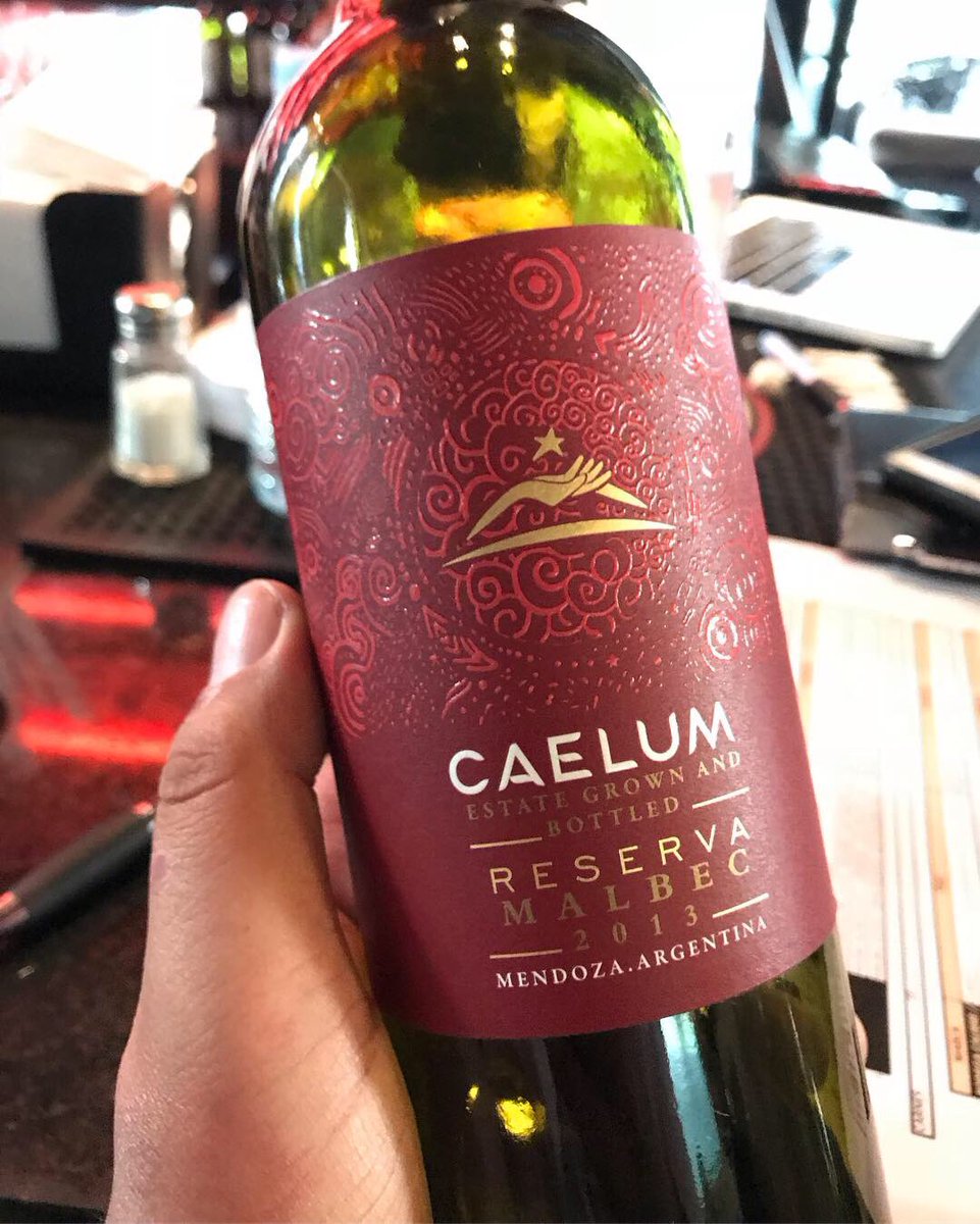 placeresrevista's tweet photo. Ayer probé algunas etiquetas argentinas que van a entrar al mercado. La primera es un blend de terroirs de @clopwines, que me llamó la atención por su nariz compleja, con aromas a frutos rojos, notas de especias, humo, chocolate y tabaco. En boca es un vino de taninos maduros https://t.co/EDwzwN8njd