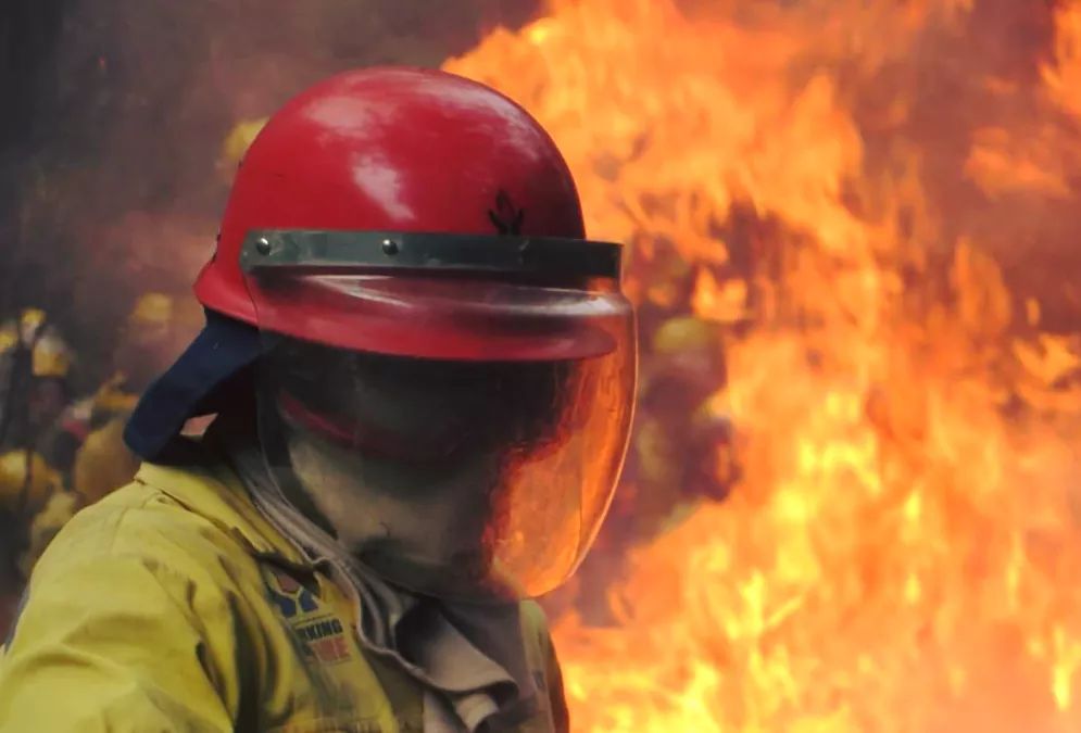 SouthernStaying's tweet photo. Our thoughts and prayers go out to all those affected by the devastating wildfires in the Southern Cape and George, also to families friends of the 8 deceased. Thank you to the brave men and women who are fighting these fires. You are heroes! #GeorgeFire #N2Fire #SouthernCape https://t.co/Mon3NGMiDQ