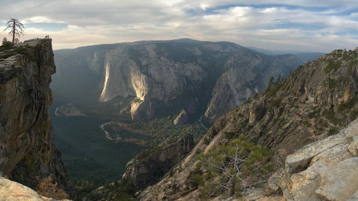 pelerinages's tweet image. Oh my! 😶 The Indian blogger couple who fell off a Yosemite cliff wrote about the dangers of #doitforthegram buff.ly/2SwKvjp