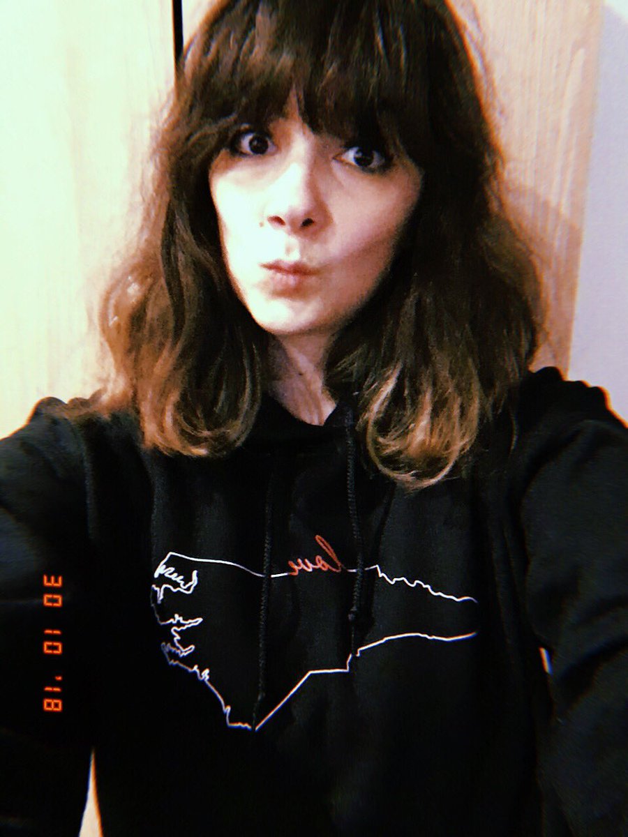 bbacktodecember's tweet image. My new favourite jumper  🖤 #capefearlesschallenge ( @HilarieBurton )