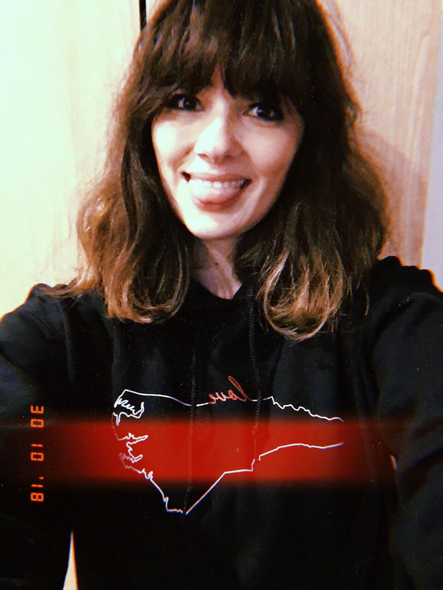 bbacktodecember's tweet image. My new favourite jumper  🖤 #capefearlesschallenge ( @HilarieBurton )