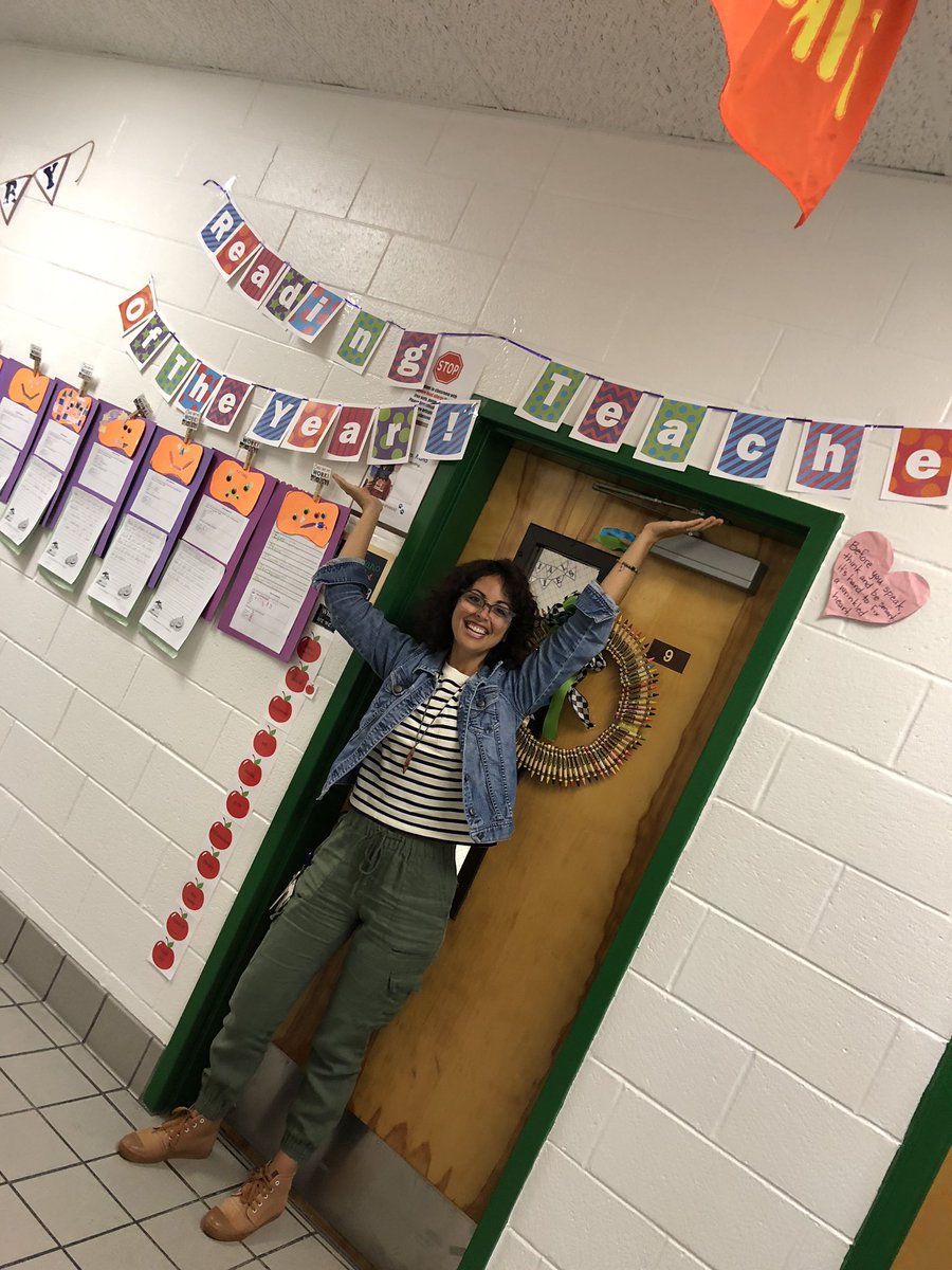 Franoinfirst's tweet photo. I still can’t believe that my colleagues voted me as this years Reading Teacher of the Year 😱🤗 I am truly so honored! Thank you @RosemontForest #WeAreVBSchools https://t.co/yusQcK59nU