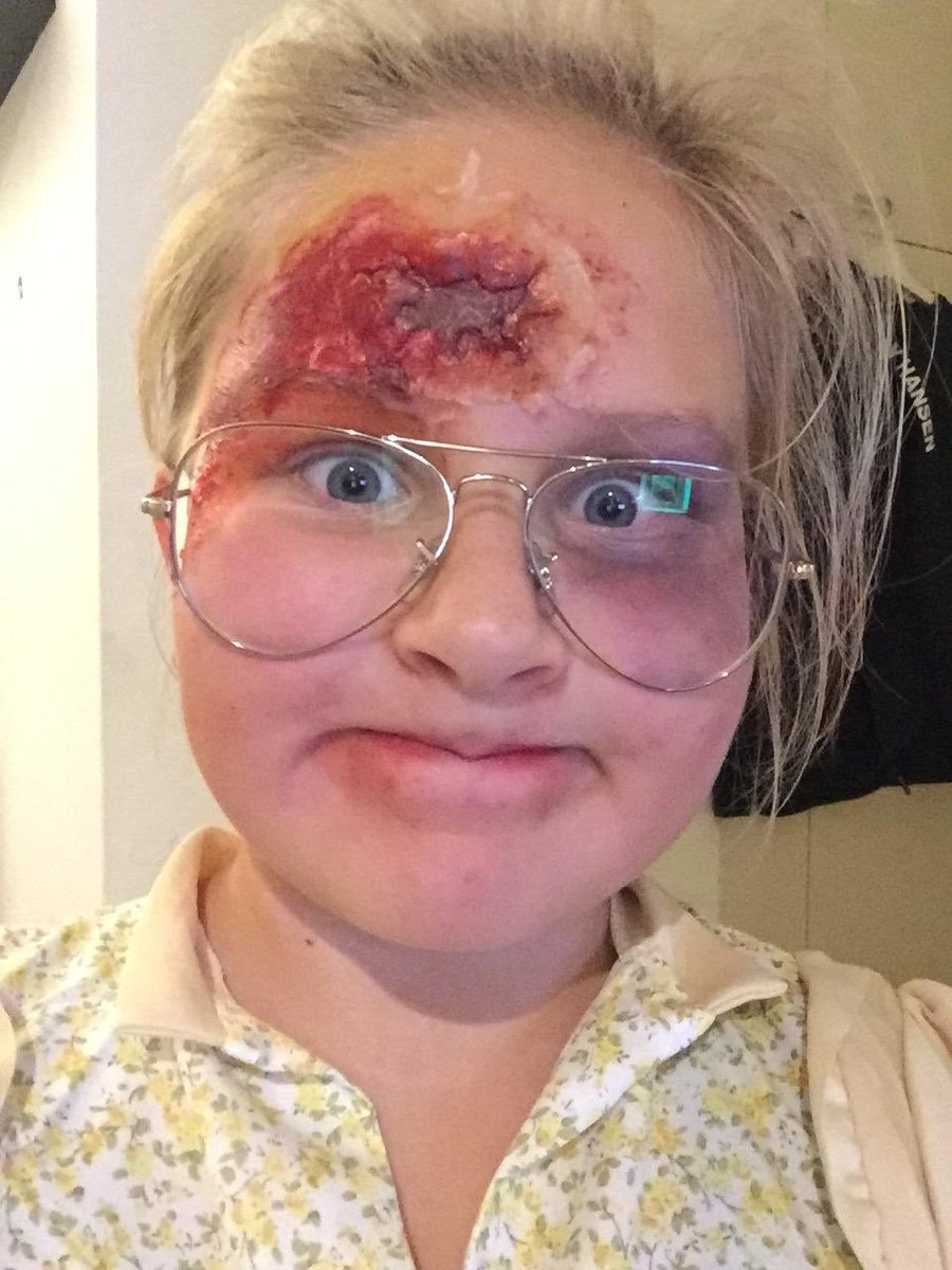 sanna_repo's tweet photo. Mieti, kun pidät bisnespuhetta kollegoillesi Jenkeissä, ja saat tauolla kotoa kuvan, että näin lapsellasi menee. Että sua kaivataan... #shokki #halloween #hetkenhätä #nauru #gotfooled https://t.co/Vj9fPLwoTI