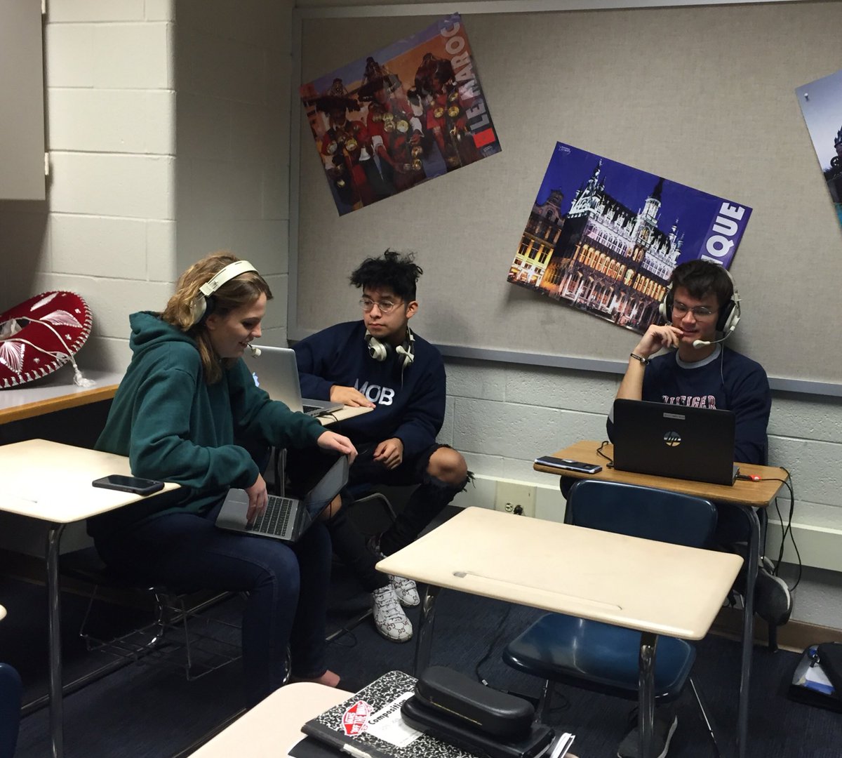 GHS blended AP Spanish V students practicing informal conversations and recording for 1st time with Audacity. #GameChanger304 #innovadores <a href="/GHS_Geneva/">Geneva High School</a> <a href="/GHS_Principal85/">Tom Rogers</a>