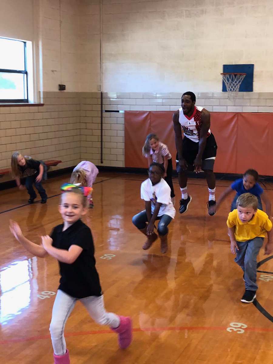 theDallasHeat's tweet photo. Dallas Heat guard Edward Lee visits “Gladewater Primary School in Gladewater,Tx to brighten their day with reading and P.E time 🔥 #DalHeatup #communitybuilding #frisco #gladewater #sponsorshipopportunity #sponsorsneeded #nonprofit #kids #youth #dallasheatbasketball https://t.co/JakVnoGqI6
