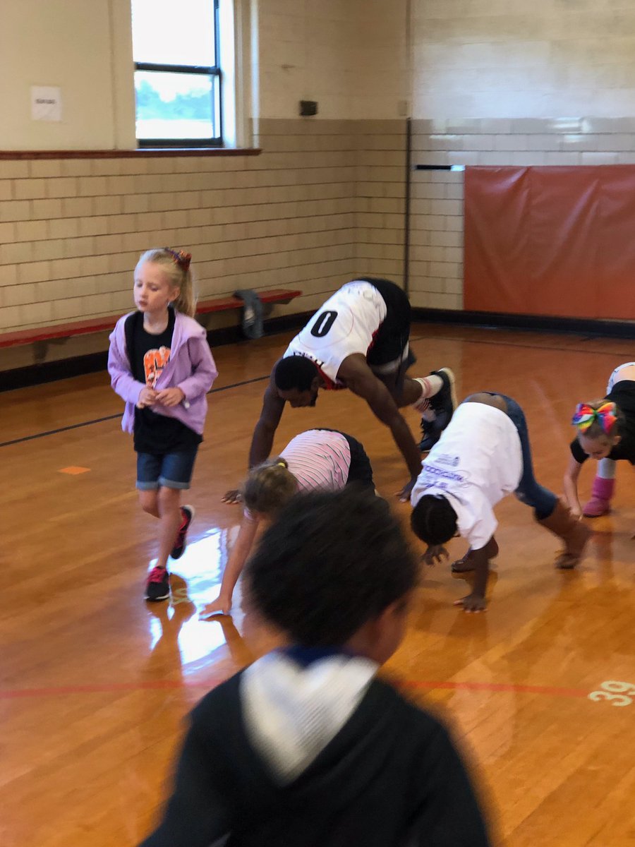 theDallasHeat's tweet photo. Dallas Heat guard Edward Lee visits “Gladewater Primary School in Gladewater,Tx to brighten their day with reading and P.E time 🔥 #DalHeatup #communitybuilding #frisco #gladewater #sponsorshipopportunity #sponsorsneeded #nonprofit #kids #youth #dallasheatbasketball https://t.co/JakVnoGqI6