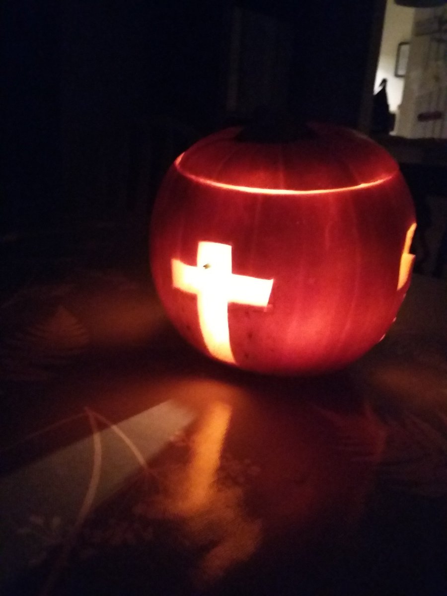 clivebennett's tweet photo. So we made a #the4points pumpkin. https://t.co/NJvwB1f4LV