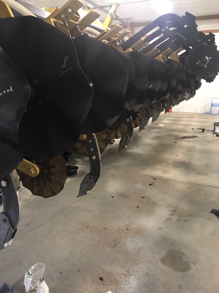 DustinOhanlon's tweet photo. Getting ready for strip-till season. More action in the strip zone for better fertility placement and a cleaner zone to plant in. With higher fertility cost zone placement for high corn yields will be extremely important for the 2019 season #ohanlonseed https://t.co/2z498aohbs