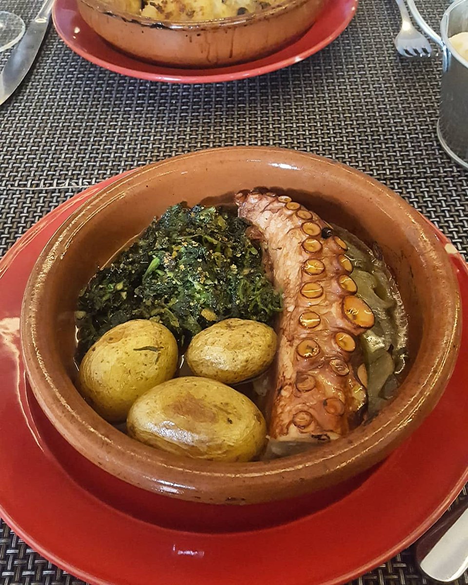 ChemaV's tweet photo. #Restaurante #imparflores Una pequeña y céntrica tabernita en #Oporto en la que se come muy bien por un precio razonable #Porto #Portugal #food #restaurant https://t.co/SKofKrp5Ly