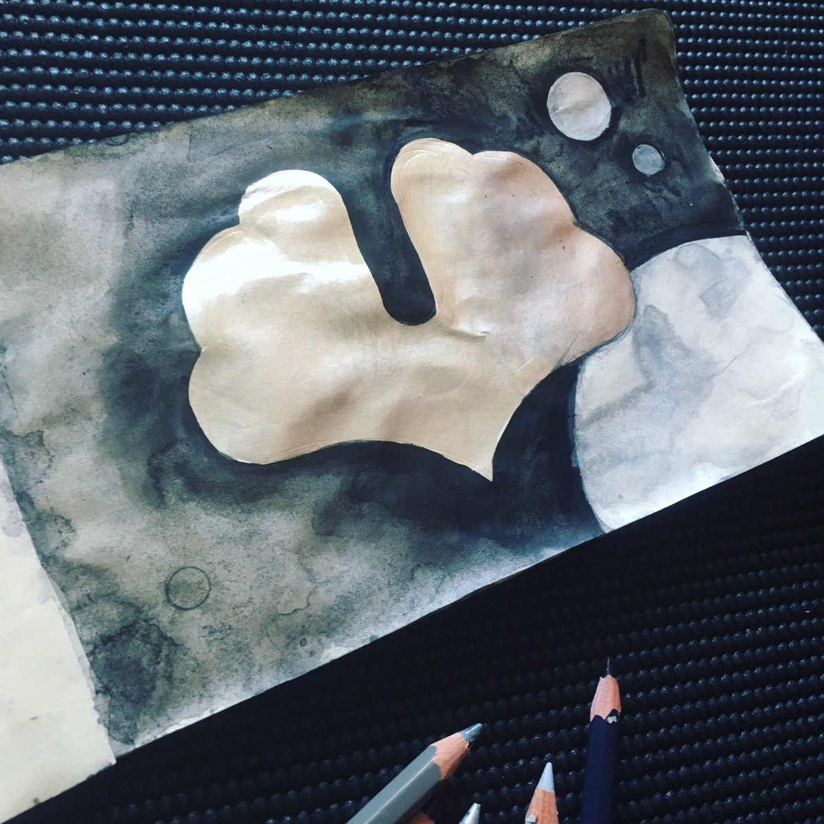 JuliaHensley's tweet image. Plant-type #biomechanical #spaceform floating over Baryksē (inspired by a gingko leaf) ✨🌑✨ #sketchbook #studio #moleskine  #scifi  #future #geometry #biomeq #artandscience #abstract #ancientfuture