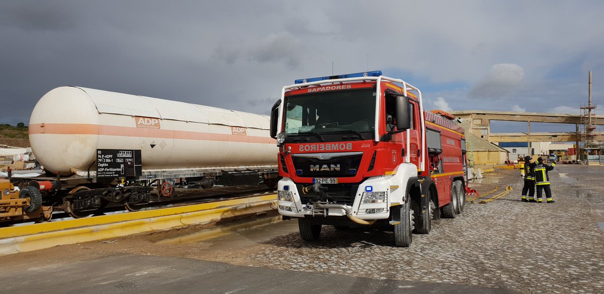 SetubalSos's tweet photo. #Mitrena, #Seveso Serviço Municipal de Proteção Civil e Bombeiros de #Setubal acompanhou 2 simulacros com meios externos em estabelecimentos industriais da Península da Mitrena para teste dos seus planos de emergência internos. https://t.co/TPbaJ3xxFg