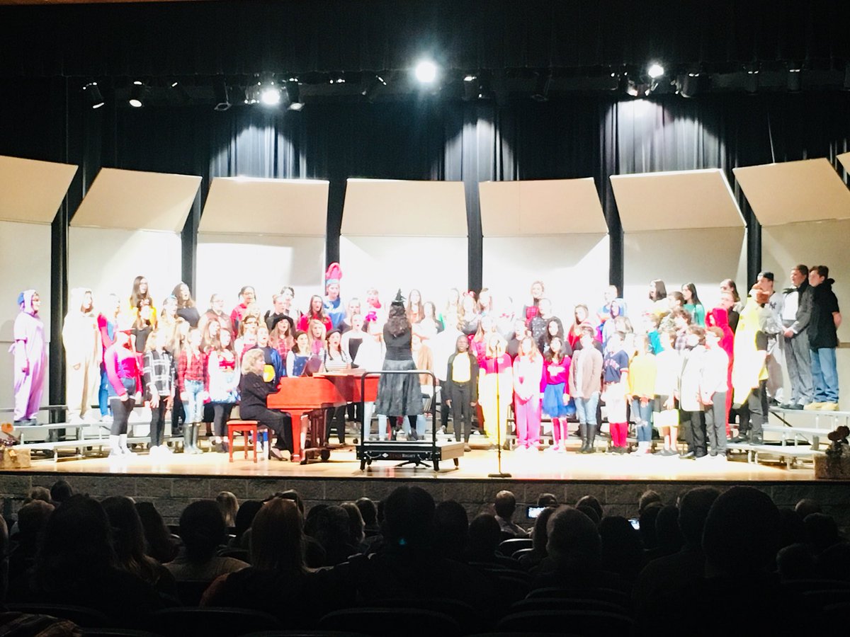 CreeklandMS's tweet photo. Great job to our 8th Grade Chorus performing at the Fall Concert! You all did a fantastic job and looked awesome! #YOTG #CreeLife #CMSChorus https://t.co/UWWHM7clp0