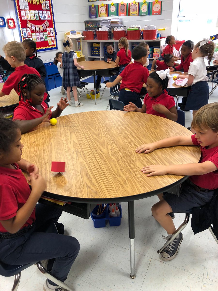 Nichols_K_Class's tweet photo. We are having fun learning about 3D shapes this week! @MaryBAustin #AustinInnovators #mathjournaling https://t.co/w1ptuF9Dla