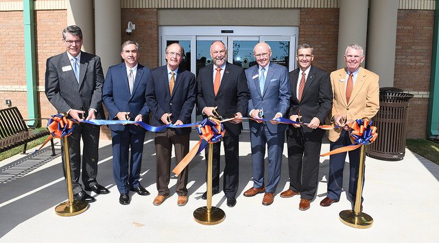 ✂️#AuburnUniversity, <a href="/City_GulfShores/">City of Gulf Shores</a> and <a href="/ACESedu/">Alabama Extension</a> launched the new Auburn University Educational Complex with a ribbon-cutting ceremony and tour of the facility today!

#WarEagle

More details: ocm.auburn.edu/newsroom/news_…