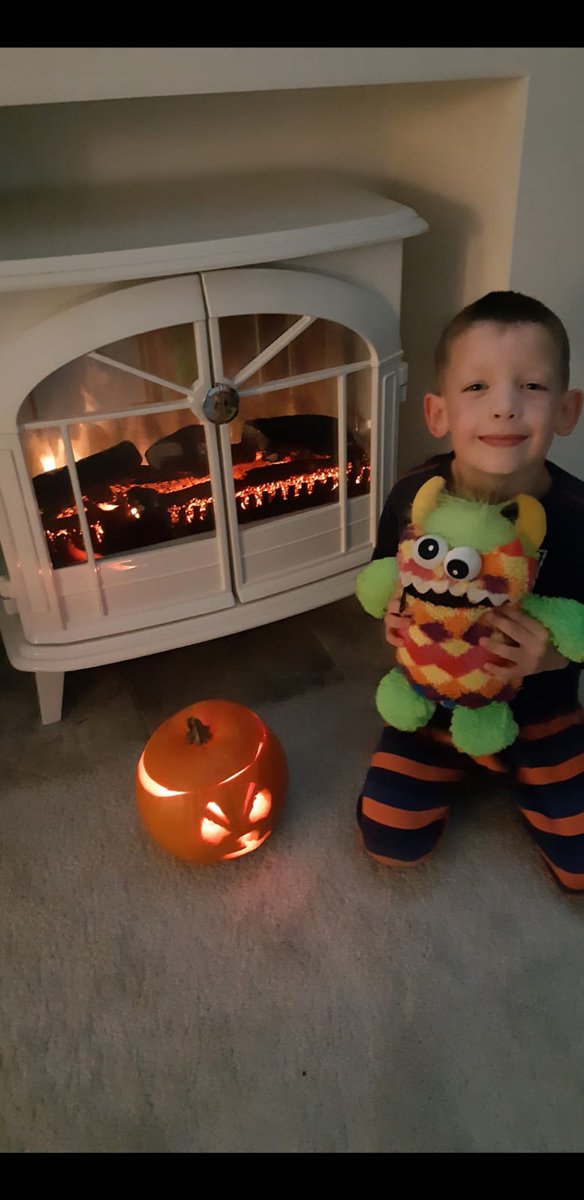 pinky2630's tweet photo. @YBB_Yr2  Evan and spike had fun making a pumpkin for halloween.... https://t.co/RUgcC7Gk6g