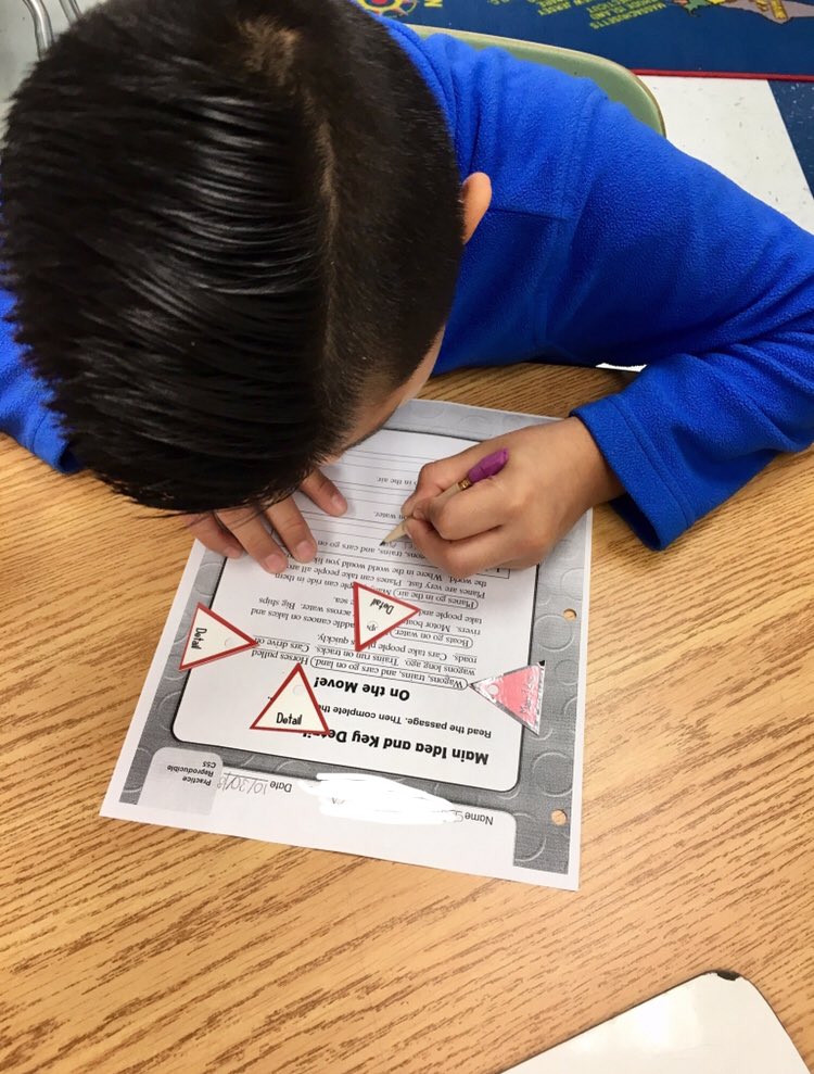More manipulatives! We’re using main idea and detail triangle cards in small groups to show where we find text evidence. @JEFCOED @SnowRogersEl #readingstrategies #buildingstrongreaders