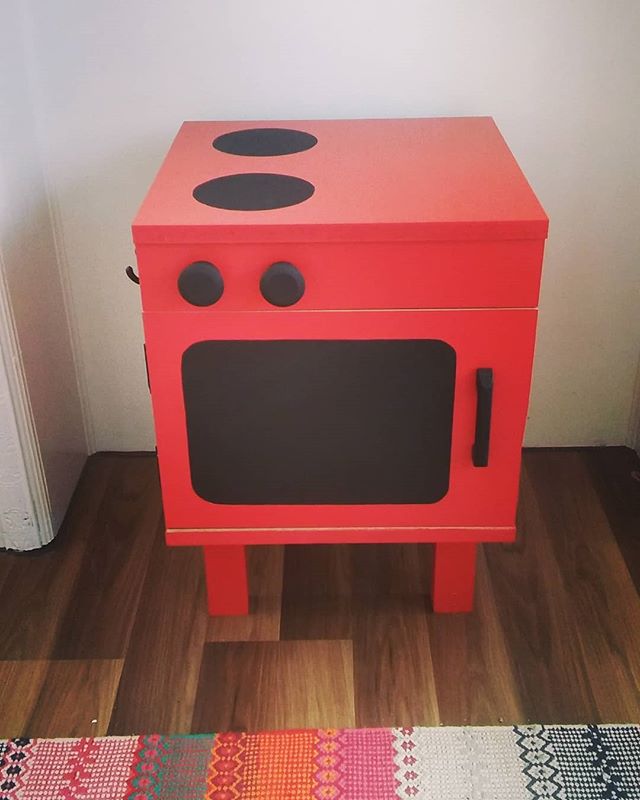 acouplecomics's tweet image. adammurphycomic and I designed this little play oven for our son's birthday. Our little guy helped build it and chose the paint colour himself. #familyproject for the win! #artistsforparentshttps://www.instagram.com/p/BpkiqWdHy7D/