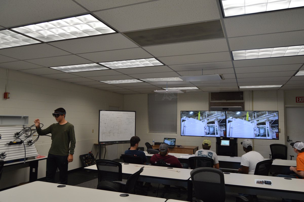 goCLTCC's tweet image. Student experiments with new advanced Manufacturing Technology using Hololens @goCLTCC Manufacturing Expo.  #smartmanufacturing #realitytechnology #mfgday18