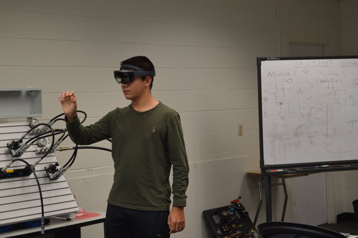 goCLTCC's tweet image. Student experiments with new advanced Manufacturing Technology using Hololens @goCLTCC Manufacturing Expo.  #smartmanufacturing #realitytechnology #mfgday18
