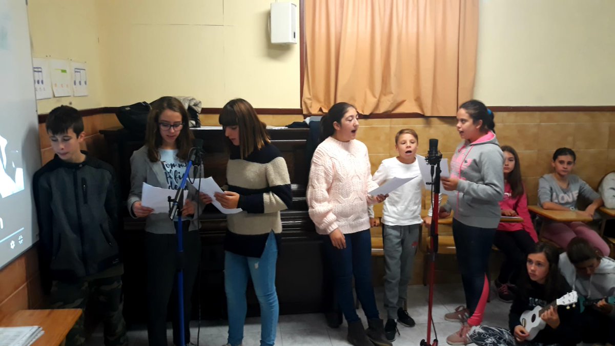 salesianosHUESC's tweet photo. Nivelazo en las clases de #musica de #ESO1 tocando #DejalaQueBaile de @AlejandroSanz @MelendiOficial  y @SmoothArkano ¿Os apetece que hagamos algo solidario juntos? Sería un placer...😉 @SalesianosSMX https://t.co/h5DB4Y3nA3