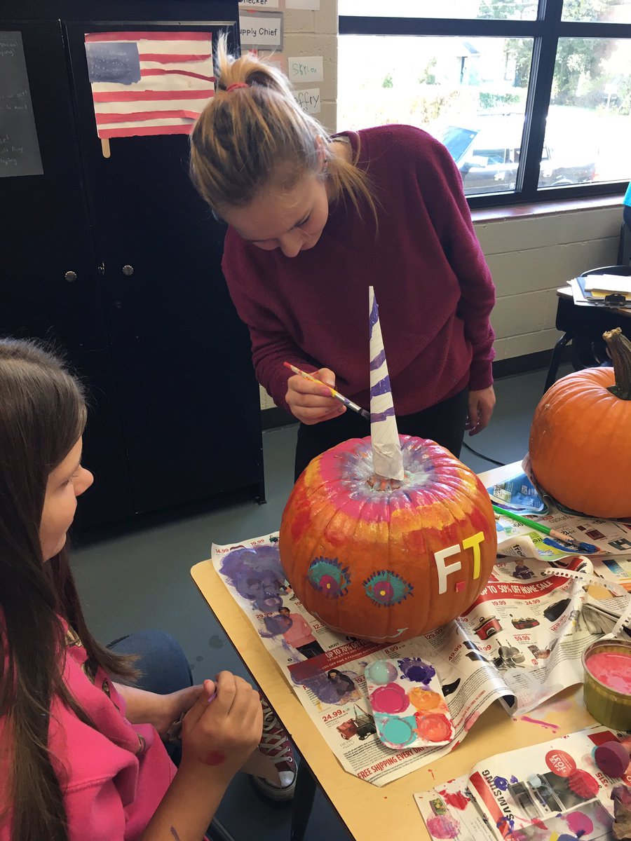 TEssd40's tweet photo. Art time!!!  Thanks to our neighbor, students had a great time painting and decorating pumpkins!! @ESSD40 https://t.co/nOFnb9QroM