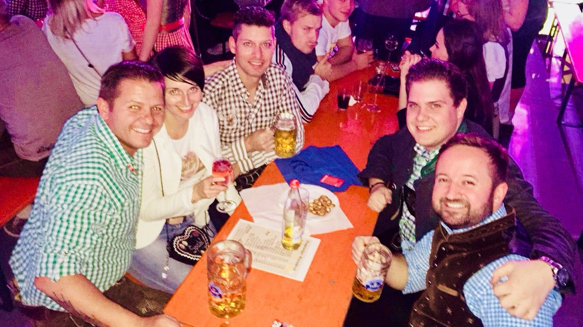 miltenberger607's tweet photo. 💛🖤🍺💛🖤 Ein paar Impressionen vom bayerischen #Bierabend bei der #Frankonia – Selbst aus Weckbach durfte ich Gäste begrüßen, darunter unseren Karl, der mit über 90 Lenzen viel Spaß an Musik, Tanz, Speis‘ und Trank hatte. Genau wie die @jubayern Erlenbach und unser Eggy! 💛🍺🖤 https://t.co/1J11GiCYyr