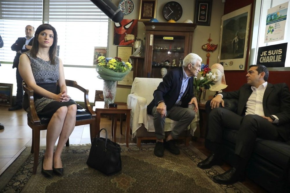 giomar98436501's tweet image. -Αλέξη μου είναι πολύ καλό κορίτσι σου λέω,φιλότιμο,σεμνό,ηθικό!
-Ελαττώματα δλδ δεν έχει ρε Γιάννη?
-Χρεώνει πολύ το βάψιμο..